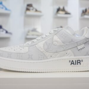 LV Louis Vuitton x NK Air Force Collaboration Model: Air Force 1 Low Casual Sport Sneakers. Suitcase not mandatory; additional cost for original box. Upgrade with original mold, paper pattern data, developed version. Complete packaging box and accessories. Made with imported top-grain calf leather and LV Monogram-exclusive canvas/leather upper material. Built-in full-length Air Sole cushioning unit