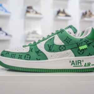 LV Louis Vuitton x NK Air Force Collaboration Model: Air Force 1 Low Casual Sport Sneakers. Suitcase not mandatory; additional cost for original box. Upgrade with original mold, paper pattern data, developed version. Complete packaging box and accessories. Made with imported top-grain calf leather and LV Monogram-exclusive canvas/leather upper material. Built-in full-length Air Sole cushioning unit