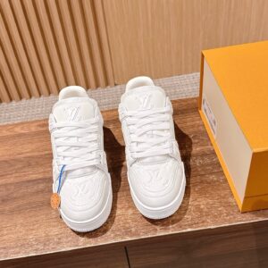 Couple code.𝐋𝐕 𝐓𝐑𝐀𝐈𝐍𝐄𝐑 #Louis Vuitton Casual – A Classic Revival That Everyone Wants to Experience! The entire shoe features subtle LV Monogram branding