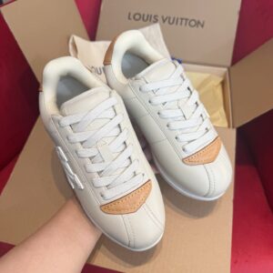 𝐋 *𝐕 Nigo collaboration – new 25ss item: Buttersoft bread shoes. The soft, chewy bread shoes are truly adorable! The texture and design are top-notch. The donkey has truly mastered the art of blending vintage and relaxed styles. These shoes look so appealing that I just want to wear them! Not to mention the comfortable and lightweight feel when stepping on bread. They also make the legs look slimmer and serve as a height-enhancing secret weapon for outfits