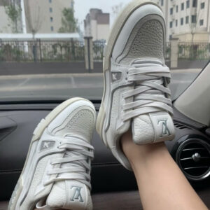 LV trainer, top-tier reseller level, brand-new upgrade, white cement color scheme, advantageous supply to the market. New mold development. Top-tier upgrade again. Quality completely outshines market hype talk of “top-tier” counterfeit goods. Original shoes, original mold development. Instant authentic feel. All details have been decoded. Shipped immediately at peak condition. Upload images for verification. Feel free to compare. The real deal outclasses all others. Experts in the field can compare for themselves!