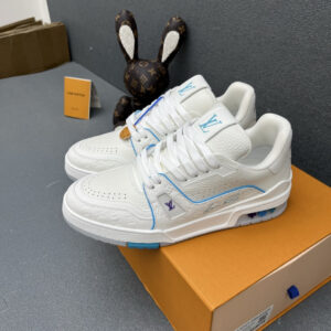 Top-of-the-line version for couples. 2025 NEW Men’s and Women’s Trainer. This model features imported calf leather and a contrasting design, making it a standout at the 2025 Spring/Summer runway show, alongside the season’s Illusion collection. The Monogram theme serves as a fitting counterpart, showcasing Art Director Virgil Abloh’s interpretation of the vintage basket