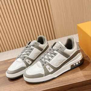 Top-of-the-line version #Couple Edition.𝙇𝙑 𝘁𝗿𝗮𝗶𝗻𝗲𝗿 The latest collection of sneakers features even higher quality and stunning details. They’re simply stunning! The official website launched them within ten minutes, and they were completely sold out. The TPU outsole, mold cost exceeding 20,000 yuan, offers a texture comparable to the original. The insoles feature microporous material and breathable English web fabric. The details are identical to the originals. Please be aware of the differences in materials commonly found in the market.