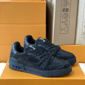 Top-tier version, couples’ edition.💏 This LV Trainer features dazzling crystal accents, paying homage to the original design introduced by designer Virgil Abloh for his Spring/Summer collection. The intricate upper and rubber outsole evoke classic touches, with Monogram floral patterns adorning them, drawing inspiration from vintage baskets.