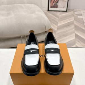 Couple’s edition LV Donkey Brand 25ss New Fall/Winter Single-strap Shoes/Little Oxford Shoes. The shape is versatile, suitable for slender feet. The design is three-dimensional and full of character, very stylish. The shoes feel comfortable when worn. They have a very retro vibe and strong presence. The original old-flower design is extremely classic. The details are perfect. Cool, trendy…