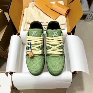 L×Tyler collaboration: new model in avocado green color.🥑Dongguan’s top-tier version Trainer by LV (Louis Vuitton). Chessboard pattern. Casual/sports shoes/skateboarding shoes. Original purchase and development. This model of LV Trainer sports shoes features damier grained calf leather, playful colors, and intricate proportions. The meticulous shoe surface and sidehandwritten Louis Vuitton logo embossing continue the iconic style. The classic design was created by Virgil Abloh, drawing inspiration from retro basketball shoes. Includes exquisite packaging for display at the boutique.