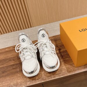 Lv* from the Donkey Family [Upgraded Version] 𝐋𝐕 𝐀𝐫𝐜𝐡𝐥𝐢𝐠𝐡𝐭 #Louis Vuitton# New color scheme of the dad shoes. Di Li-Baba, Zhong Chu-Xi, and Song Yan-Fei are all avid fans of these shoes!