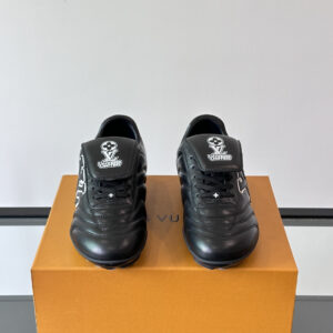 𝐋𝐨𝐮𝐢𝐬 𝐕𝐮𝐢𝐭𝐭𝐨𝐧#Louis Vuitton Couple’s Sneakers Football Shoes – Stylish from the Get-Go These Footprint Soccer sneakers made their debut at the 2025 Spring/Summer Fashion Show, marking Pharrell Williams’ first sneaker design inspired by football shoes.