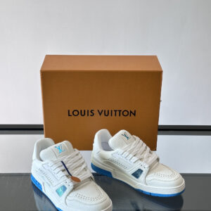 Top-tier reseller, authentic version. Lujia Trainer series, retro basketball sneakers/sneaker shoes! Lujia’s new color trainer sneakers feature soft grain calf leather, showcasing pure tones. The back features the #54 logo, tracing the brand’s origins to 1854. A designer’s handwritten brand logo adorns one side. This sneaker was designed by Virgil Abloh himself, making it a highly commemorative piece. Brand new LV/Louis Vuitton Trainer sneaker, low-top, casual, sporty, versatile, perfect for basketball and casual wear.