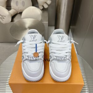 LV TRAINER Sneakers by LV. The appearance of L’s little chubby boy adds height, appears slimmer, and enhances the shape of the legs. The tongue, sides, and back of the shoe feature the L.V. lettering, exuding a sense of meticulous detail. The shoes are incredibly comfortable and versatile, making them a top choice for celebrities in street style photos.