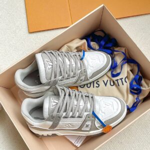 The lv gray-white color is so stylish!