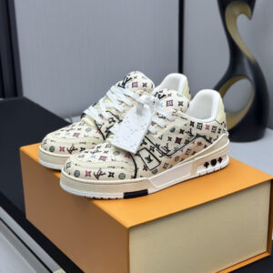 Top-tier version LV-Louis Vuitton-Classic Showpiece New Model Air Rubber Process · Original 1:1 Development! Extremely comfortable to wear. Luxurious materials, meticulous craftsmanship, with the words “Made in Europe” printed on the midsole.