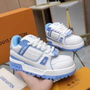 Fat Ding Trainer Bread Shoes, Casual, Couple Set, DIY Beaded Jewelry. The Louis Vuitton Spring-Summer 2023 runway collection features these “fattened” Trainers, which have garnered significant attention! The three-dimensional, vibrant-colored shoe body, paired with contrasting letters and logos on the laces, gives the entire shoe an impression as if it were crafted from play-dough, exuding a blend of coolness and playfulness. Delivered in a beautifully packaged display case.🛍