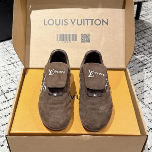 Pharrell Williams draws inspiration from football and presents the LV Footprint Soccer sneakers. The suede leather upper features a subtle fading effect. The LV letters on the sides exude dynamic energy with a flowing design. The tongue features the LVers United logo, symbolizing team unity. The outsole, made of rubber with multiple brand identifiers, showcases a harmonious blend of various logos.