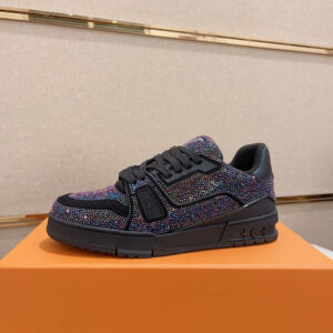 ◾▫️ L Luxury Trainer👫The couple’s edition, featuring a limited-edition hot-stamped rhinestone design, features imported Czech rhinestones that adorn the shoe’s surface, casting a dazzling glow. This masterpiece requires seven hours of meticulous craftsmanship to achieve its classic status. The physical product truly shines brilliantly. Inspired by the vintage basketball favored by artistic director Virgil Abloh, this shoe features a technologically advanced rubber outsole with an innovative gel-filled insole, providing unparalleled comfort. The outsole is adorned with Monogram Flowers patterns. This classic basketball-style shoe boasts an irresistible appeal and is easy to pair with, offering breathable comfort when worn.