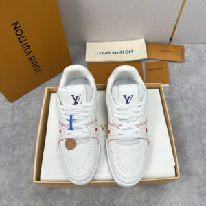 Top-tier reseller, authentic version. Lujia Trainer series, retro basketball sneakers/trainers!💋💍 L’s new product: TRAINER sneaker series. Official retail price: RMB 200. The Louis–x Tyler collaboration series introduces the L*V Trainer sneaker, continuing Virgil Abloh’s classic design inspired by retro basketball shoes.