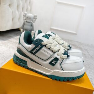 Top-tier resale version, couples’ edition. LV Louis Vuitton DIY Embellishment Buckle Sneaker/Board Shoe The L family’s 2022 Spring-Summer runway presentation introduced the LV Runner Tatic sneakers. LV’s classic “dad shoes” and retro running shoes. In addition to the massive popularity of the LV trainer skate shoes, Mr. Virgil’s latest creation, Tatic exudes a sense of mystery and unpredictability. Inspired by retro running shoes, it also incorporates futuristic elements reminiscent of the Titans.