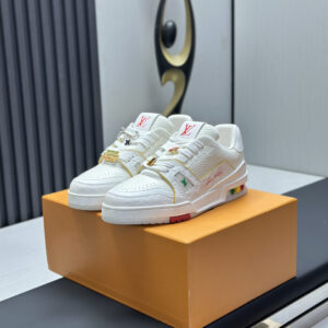 Top-tier version LV-Louis Vuitton-Classic Showpiece New Model Air Rubber Process · Original 1:1 Development and Reproduction! Extremely comfortable to wear. Luxurious materials, meticulous craftsmanship, with the words “Made in Europe” printed on the midsole.