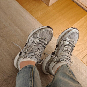 It makes your feet look whiter and more striking.✨ Who can resist those silver little shoes?‼️