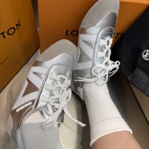 As the wind from the thin-soled shoes brushed against LV.❗️