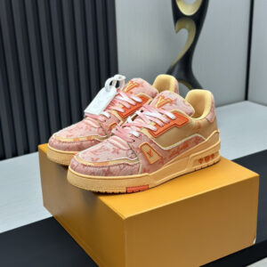 Top-tier version LV-Louis Vuitton-Classic Showpiece New Model Air Rubber Process · Original 1:1 Development! Extremely comfortable to wear. Luxurious materials, meticulous craftsmanship, with the words “Made in Europe” printed on the midsole. The shoe’s upper is made from Italian imported calf leather, featuring a brand logo and signature on the side. It includes a new latex footbed. ➕ The interior lining is made of mesh fabric, providing an incredibly comfortable feel. The original factory-supplied, authentic dual-color TPU composite outsole. The shoe features a bespoke assembly process with Goodyear-style stitching and hemming.