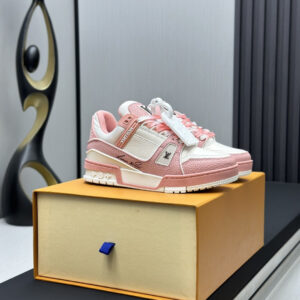 𝙇𝙑  /𝐒𝐒 𝐧𝐞𝐰The Louis Vuitton runway skate shoes have become extremely popular. The Louis Vuitton Trainer is undoubtedly one of the most successful sneakers launched by a luxury brand. However, the exploration does not stop there; Louis Vuitton will also introduce a new skate shoe collection in the spring of 2023.