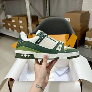 Top-tier purchasing version from Dongguan, with a green coating. Trainer “Couple’s Exclusive Collection Casual Sport Basketball Shoes”.  Looks stunning. The shoes look amazing when worn. Each color is incredibly beautiful! A must-have item for fashion enthusiasts.🛍