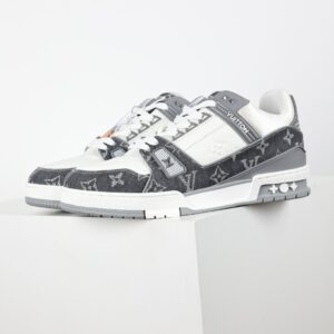 The latest version available on the market, authentic high-end quality. Enjoy top-tier features, brand-new packaging, and a Lv logo pendant. Louis Vuitton Trainer Sneaker Low!