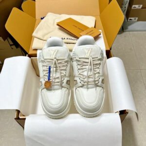 Couple code.👫 Little Chubby in white. Top-tier level! Louis Vuitton runway collection: chunky trainer with “DIY buckle bread loaf shoes.” Super playful, super whimsical. Heart racing!💗