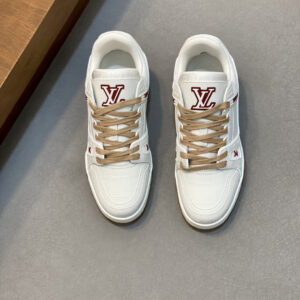 Top-tier reseller, authentic version. Luji Trainer series, retro basketball sneaker/board shoes! New color scheme by Luji, for men.🧍‍♂️Trainer sneakers. This model of LV Trainer sneakers features soft grain calf leather, showcasing pure tones. The back features the #54 logo, which traces the brand’s origins to 1854. A designer’s handwritten brand logo is adorned on one side. Virgil Abloh personally designed these sneakers, making them a highly commemorative piece. Brand new LV/Louis Vuitton Trainer sneaker, low-top casual/sporty/cultural shoe, perfect for basketball.