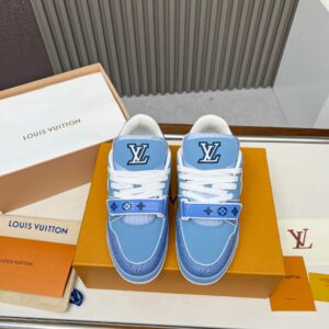 Top-tier reseller, authentic version. Luo Family Trainer Series, Retro Basketball Sneaker/Board Shoe! Louis Vuitton Trainer Sneaker Low Sport Series, low-cut with Velcro fastening, retro, versatile, casual, sporty, basketball-inspired board shoes. Virgil Abloh drew inspiration from retro basketball shoes to create the LV Trainer sneakers for Louis Vuitton, marking a new classic in the shoe collection. The Monogram denim pattern is paired with Monogram floral Velcro laces.