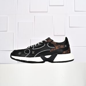 The latest model of LV Louis Vuitton for the early spring of 2025 features the Silver Horn King Sport LOUISVUITTON Olympia series, featuring a height increase of 3.5 cm.‼️