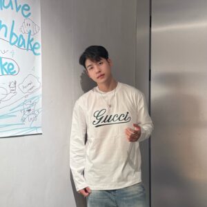 Gucci embroidered long-sleeved T-shirt with cursive slogan