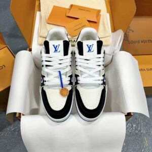 Top-tier version from Dongguan, new color: black/blue. Trainer LV Brand, Casual/Sport Shoes, Skate Shoes, Original Purchase and Development, Made-to-Order. The trainer shoes feature damier grained calf leather, playful colors, and intricate proportions. The meticulous shoe surface and sidehandwritten Louis Vuitton logo embossing continue the iconic style. This classic design was created by Virgil Abloh, drawing inspiration from retro basketball shoes. Includes exquisite packaging from the boutique.🛍