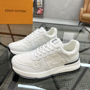 Lv* of the Donkey Clan.🔍 Top-tier reseller.🇮🇹The new line of Road Banger God Sneakers is here! Available at specialty stores alongside the launch. Original factory configuration, Italian-imported genuine leather fabric, high-quality embossed and complex stitching process. Ideal for sporty and trendy individuals. Imported water-dyed leather lining. Outsole: Original factory-supplied version by Wang, extremely comfortable. Original factory follow-up goods.🔍🔍 High quality; can freely enter and exit the boutique. Feel free to compare with the boutique’s offerings.