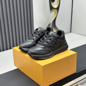 Top-tier version LV-Louis Vuitton-Classic Showpiece New Model Original 1:1 development reproduction! Extremely comfortable to wear. Luxurious materials, meticulous craftsmanship, with the words “Made in Europe” printed on the midsole.