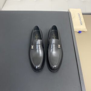 [L*V] Stylish formal leather-soled classic small shoe design!🐂Quality! Top-notch craftsmanship.[强]💯💯Italy fully imports raw leather material with a calfskin finish (incredible texture and feel), inner lining made of imported calfskin, all-import leather pieces with genuine leather soles! Superb ceremonial quality! Gentlemanly style!