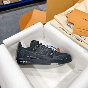 The latest denim jean collection features four distinct colors, all now available.[加油]