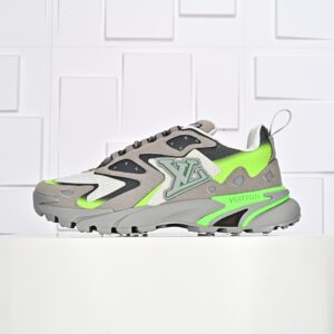 The S version of the LV Runner Tatic sneakers draws inspiration from traditional running shoes, making its debut at Louis Vuitton’s spring-summer show. The mesh fabric is combined with metallic-textured canvas, with padded collar and technological lining for enhanced comfort. LV lettering and reflective Monogram flowers adorn one side. The shoe features mixed materials: rubber outsole, tongue with Louis Vuitton logo.