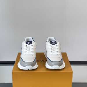 Lv* of the Donkey Clan.◾️▫️L Men’s Classic Casual Sneakers. This style features supple cow leather that embodies classic design, with an elegant shoe surface adorned with a classic logo.