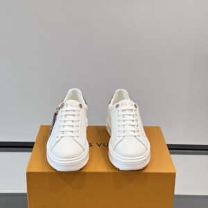 Lv* Louis Vuitton’s new Time Out couple’s edition. 👫 Gym shoes👟 This Time Out sneaker features a combination of bonded cow leather and Monogram denim fabric, perfectly complementing our current collection of leather goods.