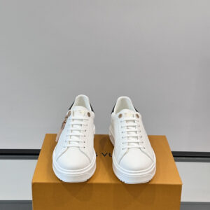 Lv* Louis Vuitton’s new Time Out couple’s edition. 👫 Gym shoes👟 This Time Out sneaker features a combination of bonded cow leather and Monogram denim fabric, perfectly complementing our current collection of leather goods.